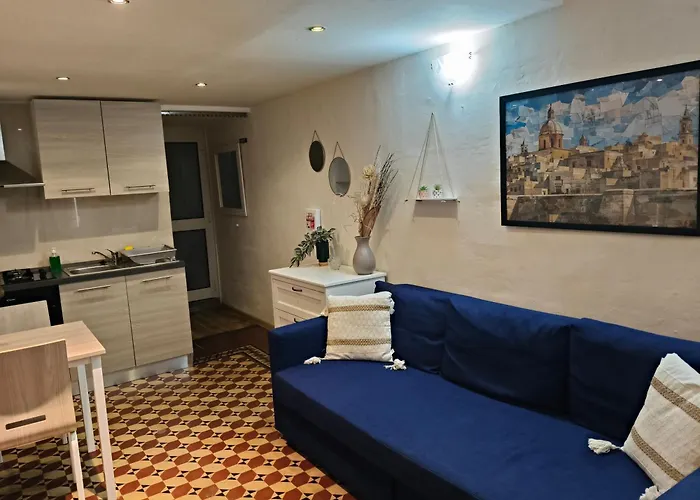 Charming Duplex House, Cinema Room, Valletta Centre