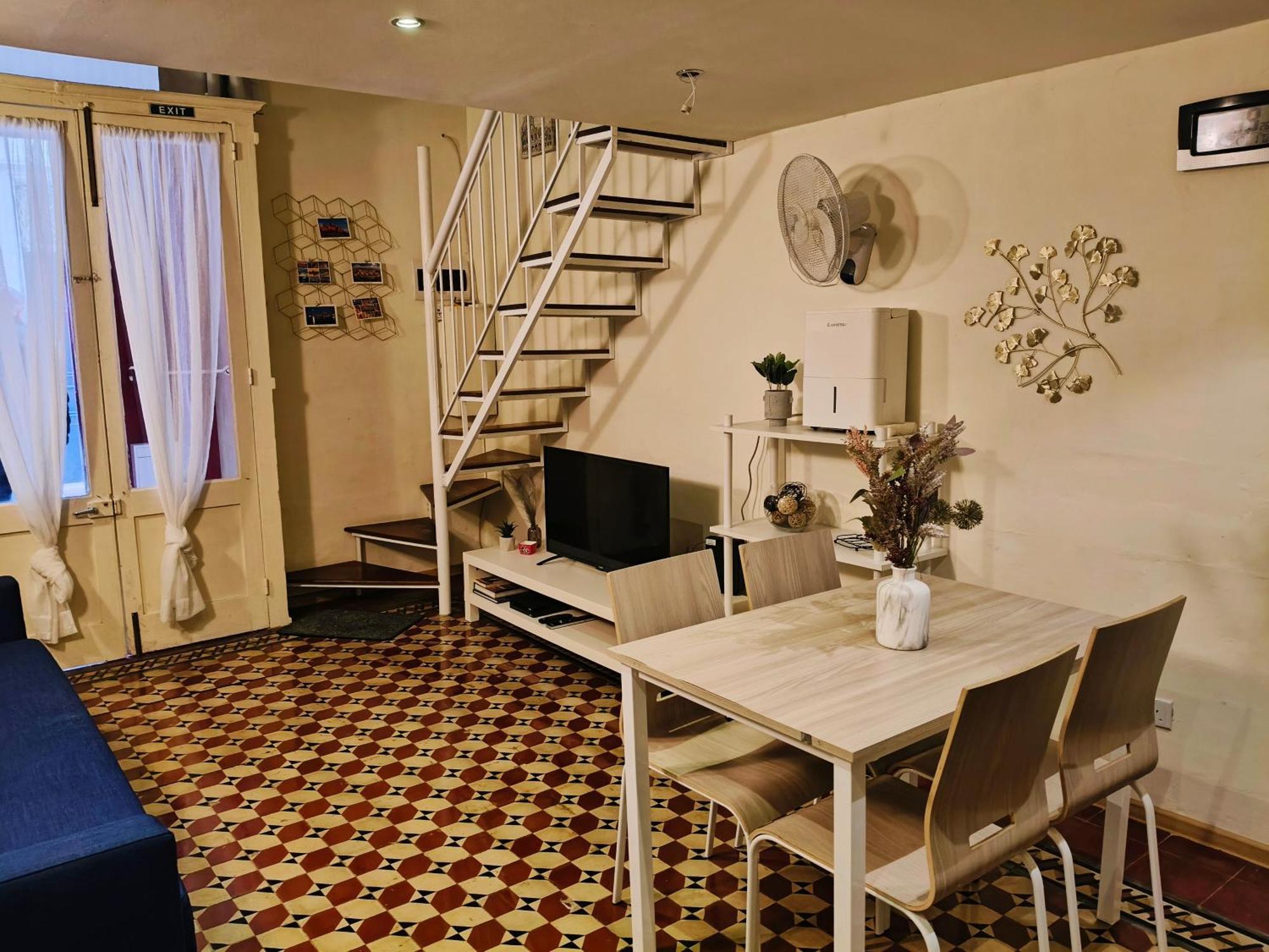 Charming Duplex House, Cinema Room, Centre Apartamento