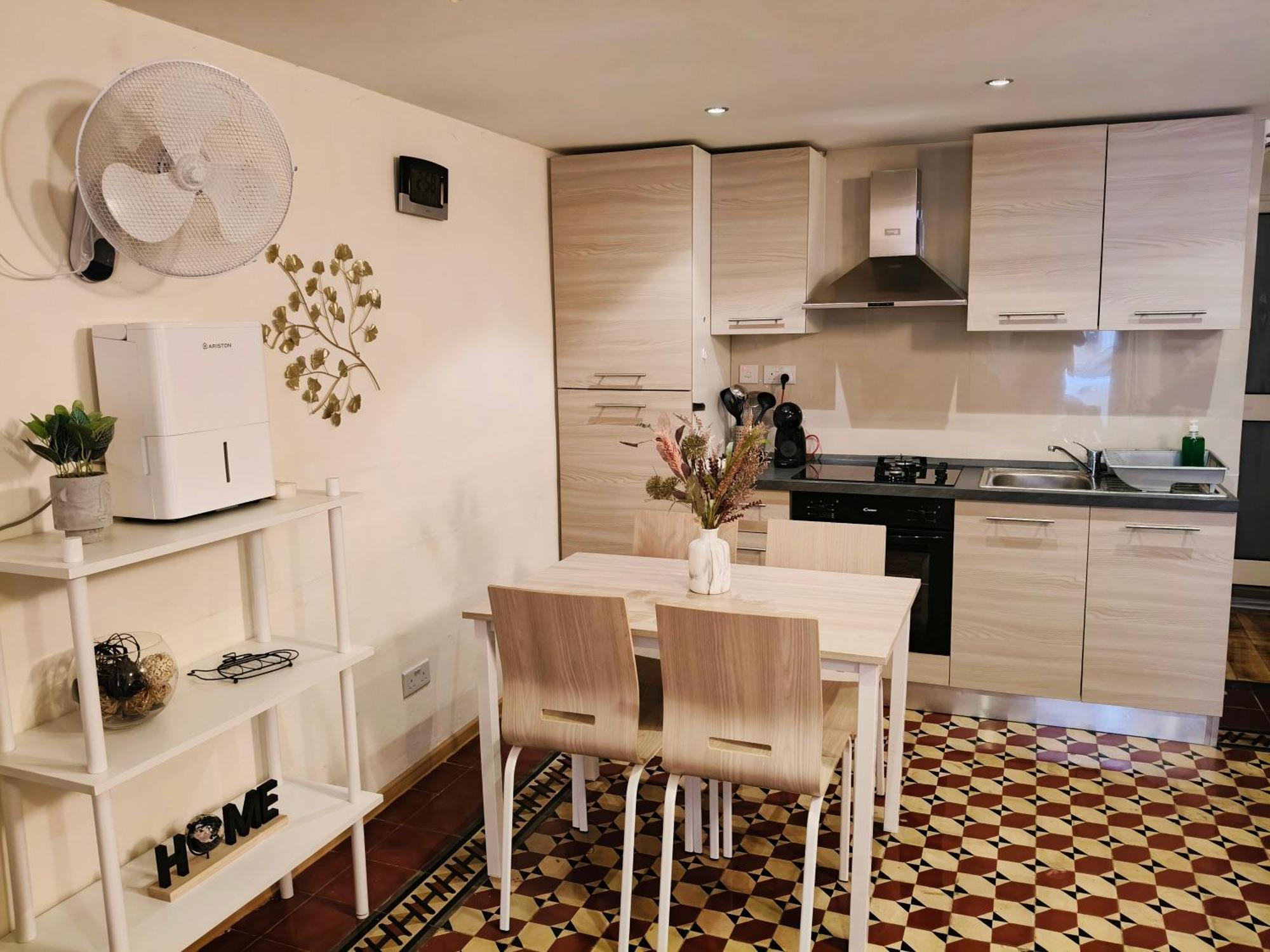 Charming Duplex House, Cinema Room, Centre * La Valeta